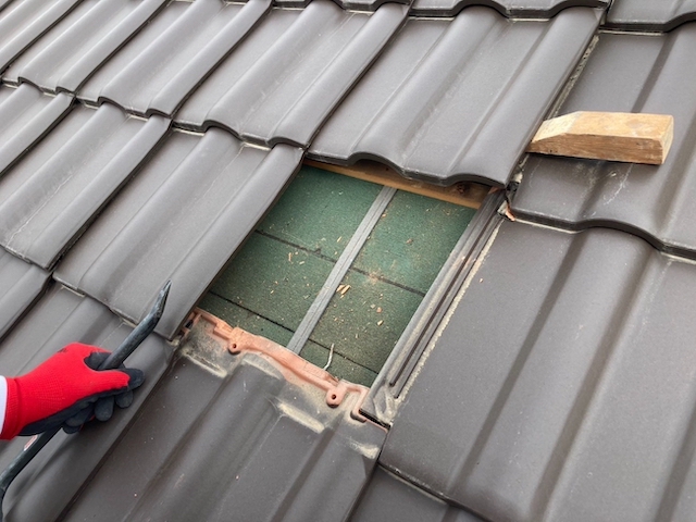 破損した瓦を除去